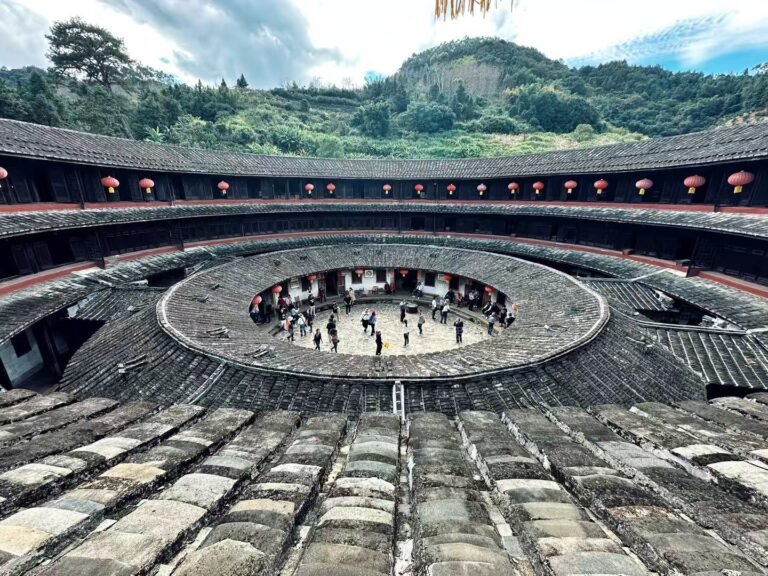 海外华文媒体福建华安感受土楼文化、畲族文化