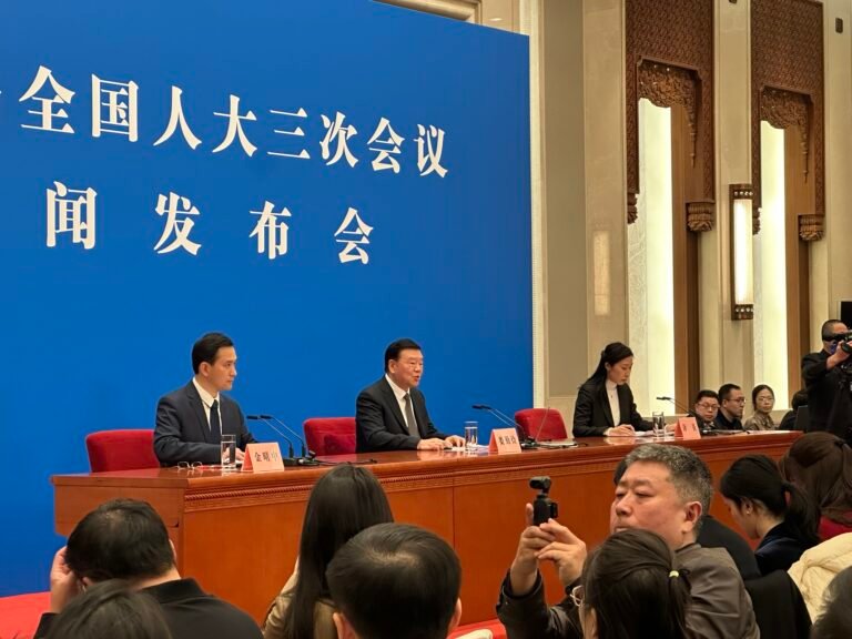 【视频】针对美国加征中国10关税今日生效，人大新闻发言人娄勤俭表示：
