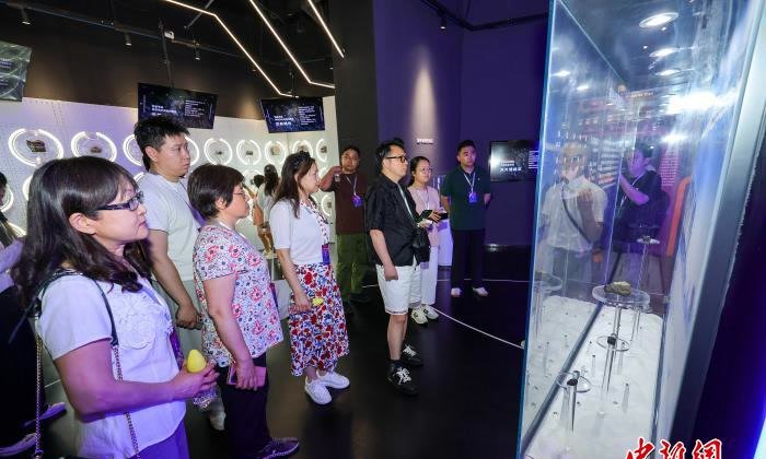 海外媒体人在文昌极星陨石博物馆内参观