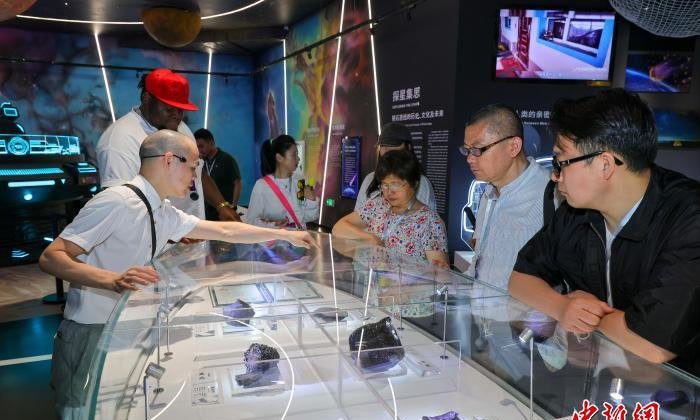 文昌极星陨石博物馆内展出的多款陨石标本吸引海外媒体人目光
