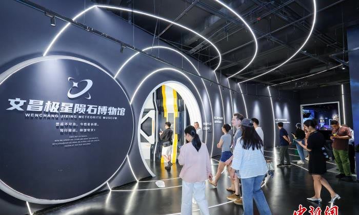 外籍网络主播安特用手机拍摄陨石标本