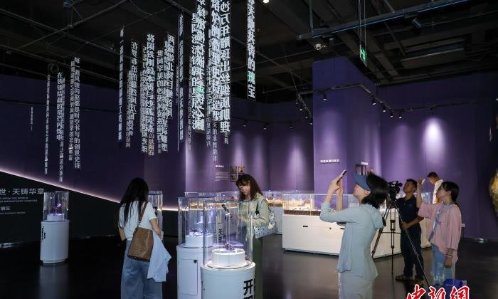 海外媒体人走进文昌极星陨石博物馆参观