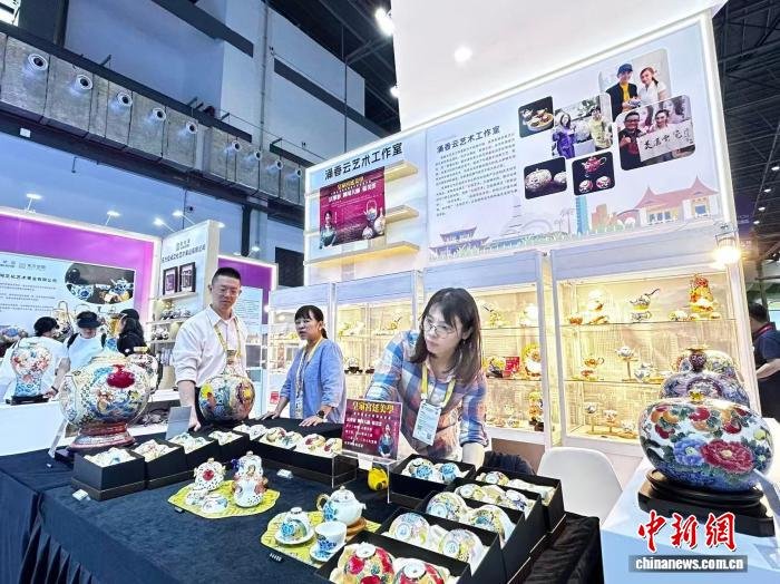 第六届中国国际消费品博览会台湾特色展区上展出的台湾玷华彩陶瓷
