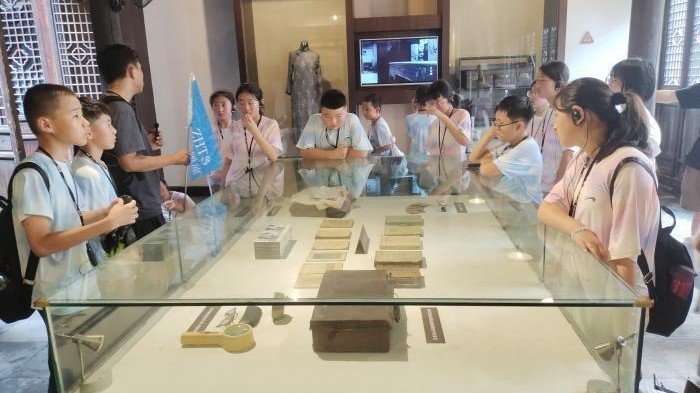海外华文媒体代表参观博物馆,感受金昌深厚的历史文化。