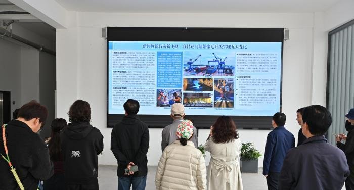 海外华文媒体代表在园区展示中心了解船舶产业升级进程